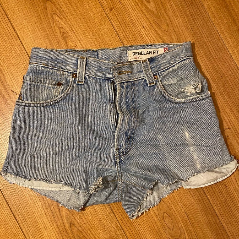 Light Wash Levi Denim Shorts — size 2!